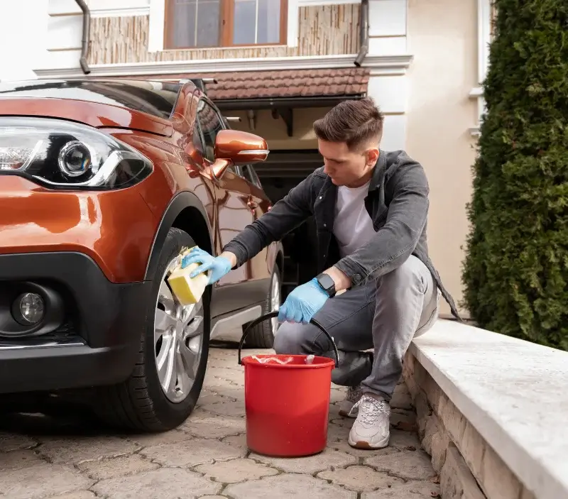 Lavage auto à domicile Peyrieu : professionnel intervenant sur un véhicule
